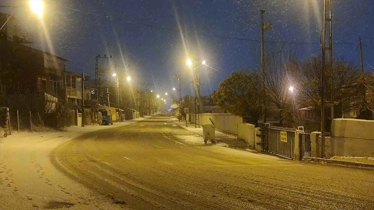 Van'da yoğun kar yağışı: Eğitime 1 gün ara verildi - 1. Resim