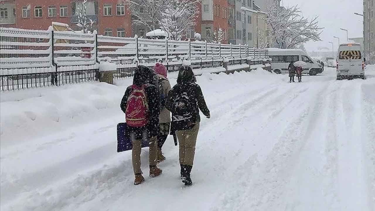 Van'da yoğun kar yağışı: Eğitime 1 gün ara verildi