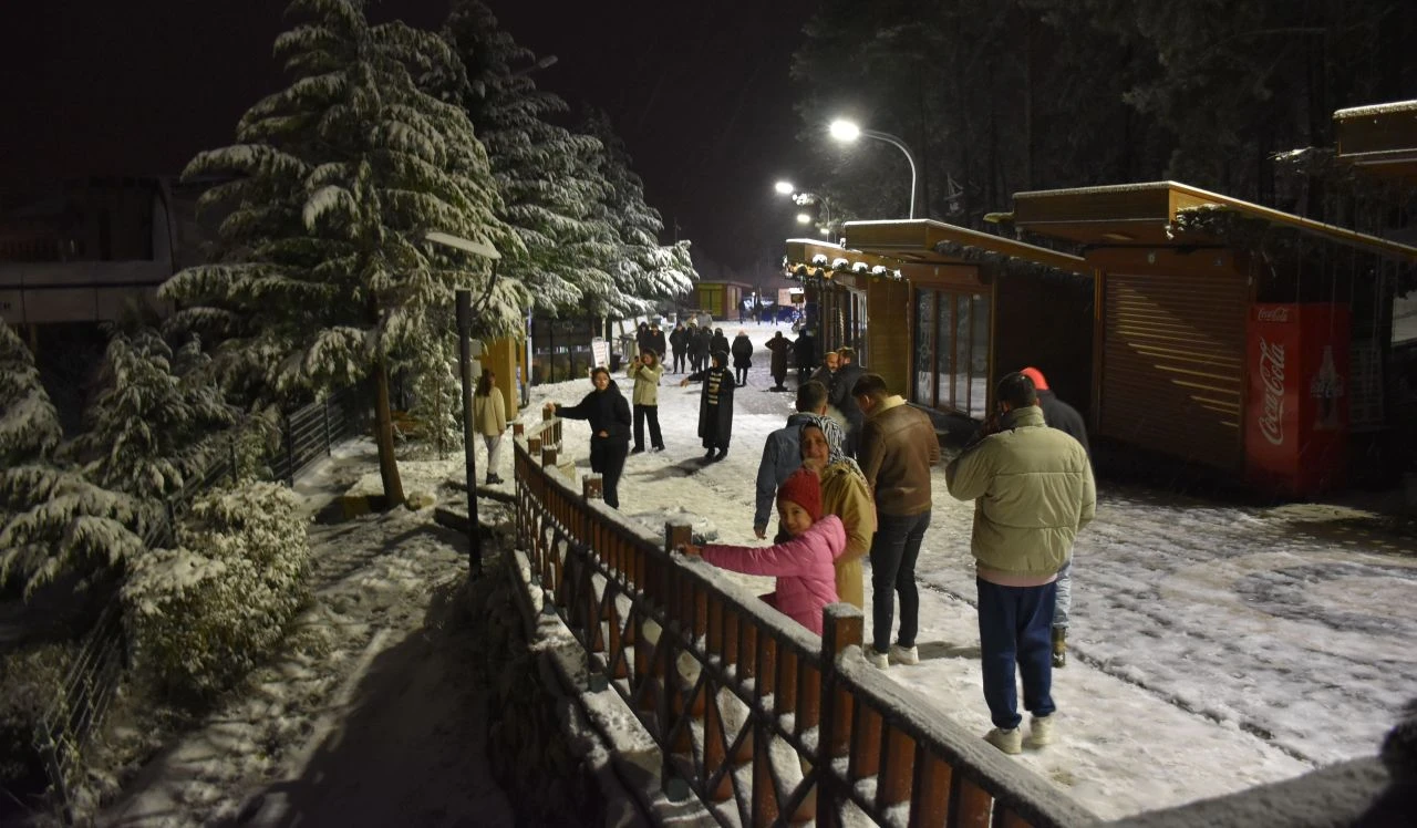 Kara kış fena bastırdı: Kar ve fırtınadan yollar kapandı, bina sallandı! İl il son durum... - 5. Resim