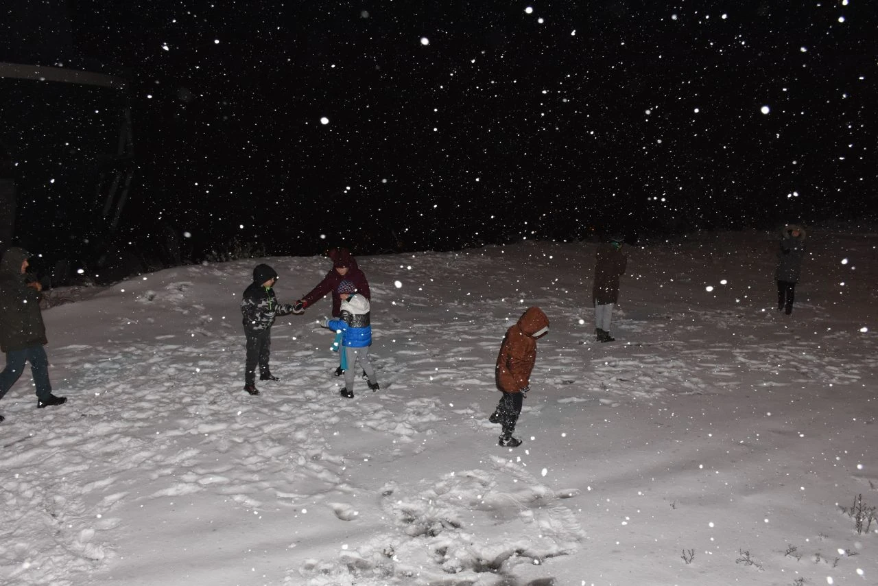 Kara kış fena bastırdı: Kar ve fırtınadan yollar kapandı, bina sallandı! İl il son durum... - 3. Resim