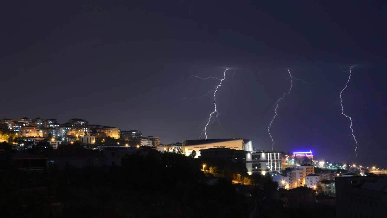 Kara kış fena bastırdı: Kar ve fırtınadan yollar kapandı, bina sallandı! İl il son durum... - 7. Resim
