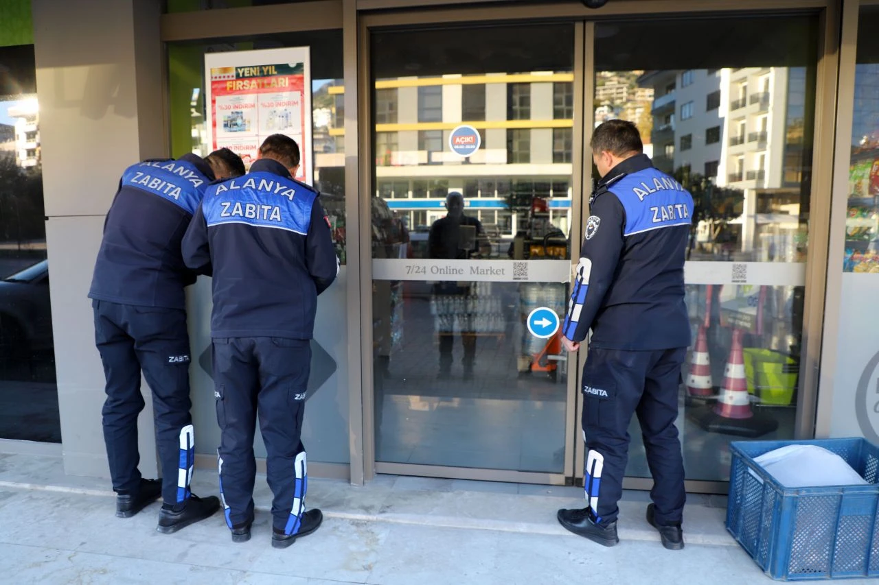 Tarihi geçmiş ürünler satan 3 zincir market mühürlendi