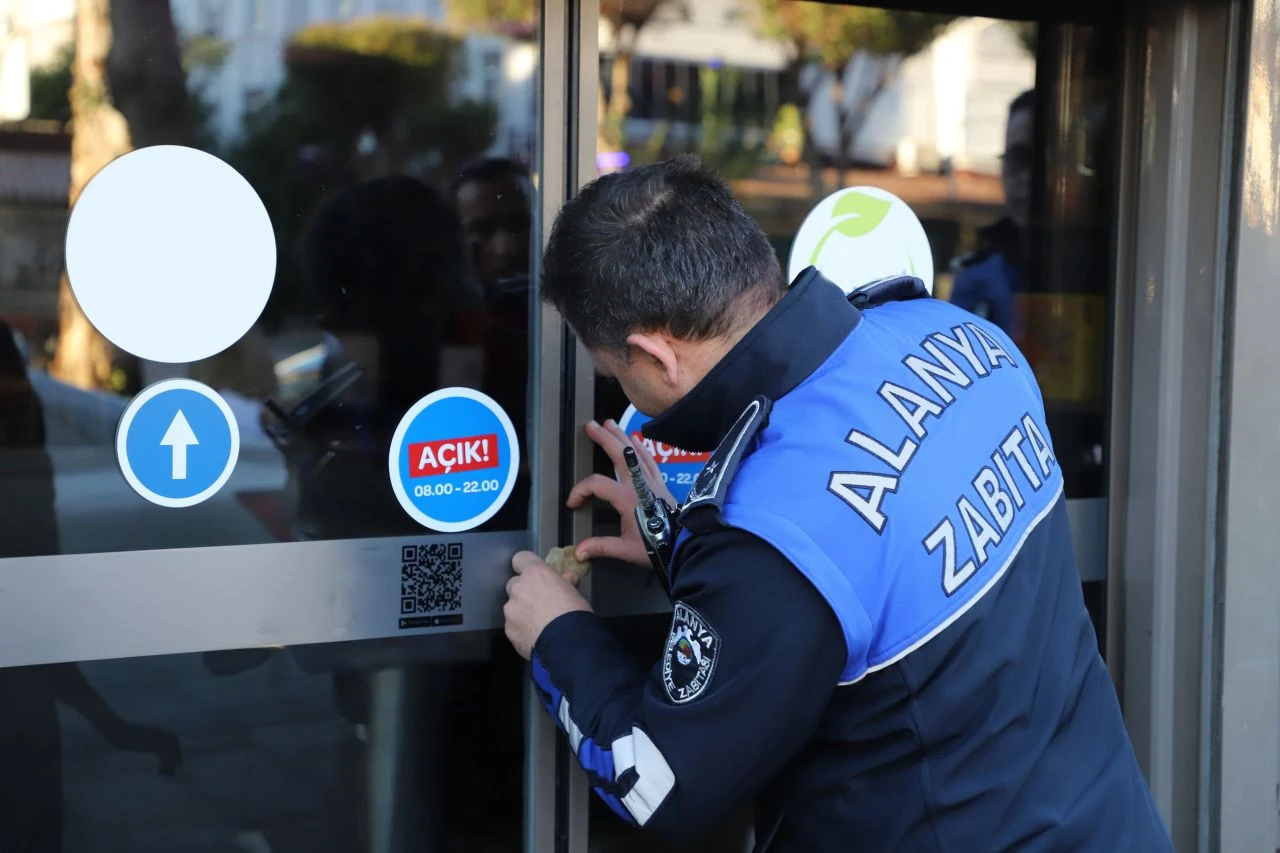 Tarihi geçmiş ürünler satan 3 zincir market mühürlendi