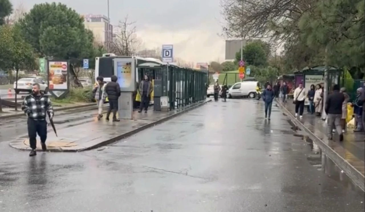 Beşiktaş'ta korkunç ölüm! Otobüs durağına yanaşan araç kadını hayattan kopardı - 1. Resim
