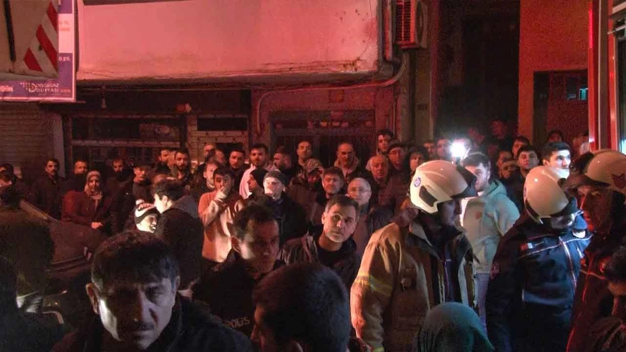 Beyoğlu'nda sıcak saatler: Önce yangın sonra patlama! Vatandaşlar kendini sokağa attı - 1. Resim