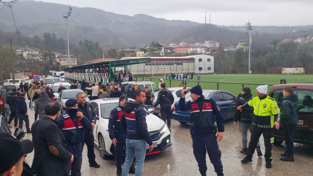 Düzce’de amatör maçta ortalık savaş alanına döndü: Polis ve jandarma müdahale etti!