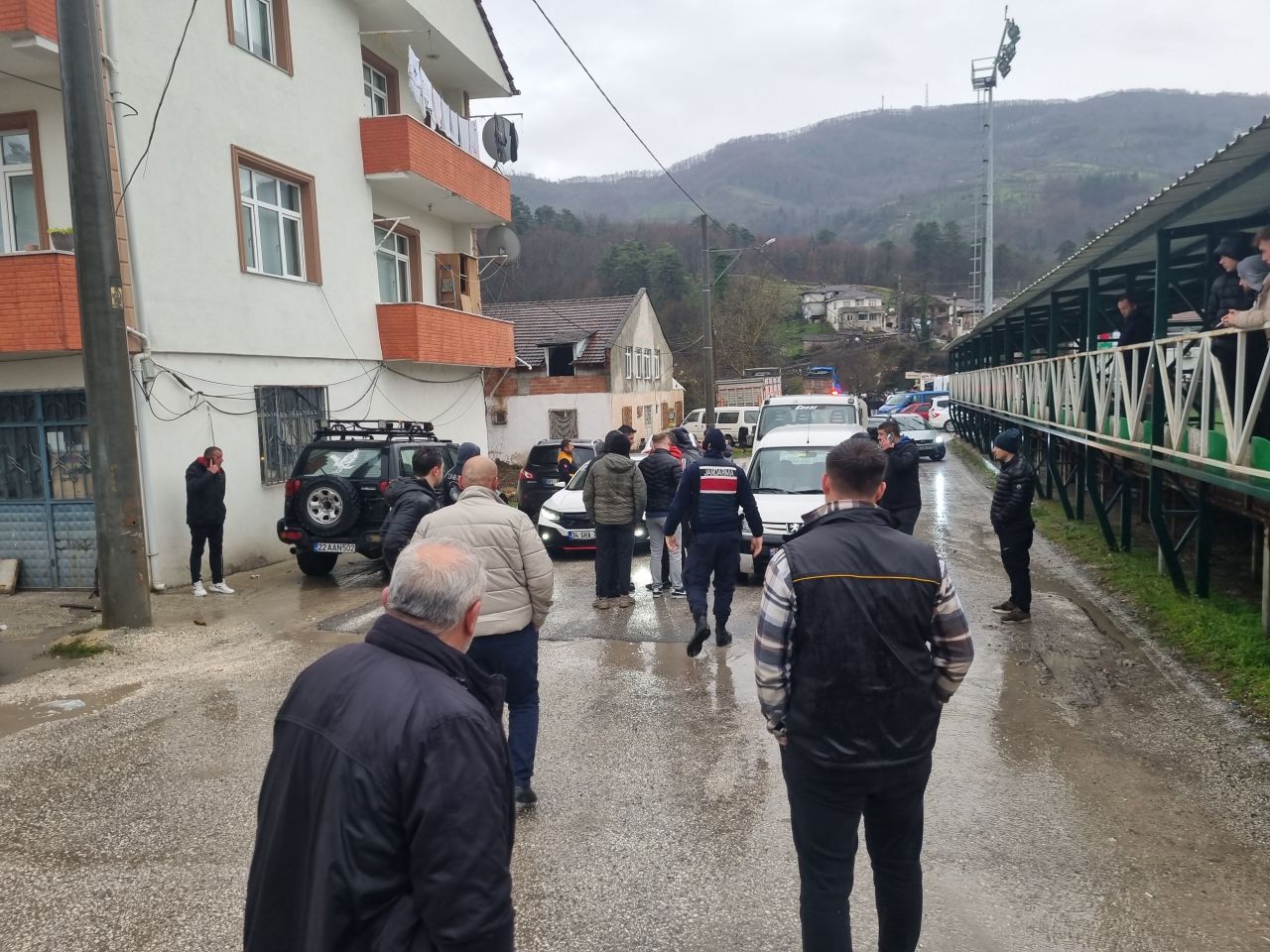 Düzce’de amatör maçta ortalık savaş alanına döndü: Polis ve jandarma müdahale etti! - 2. Resim