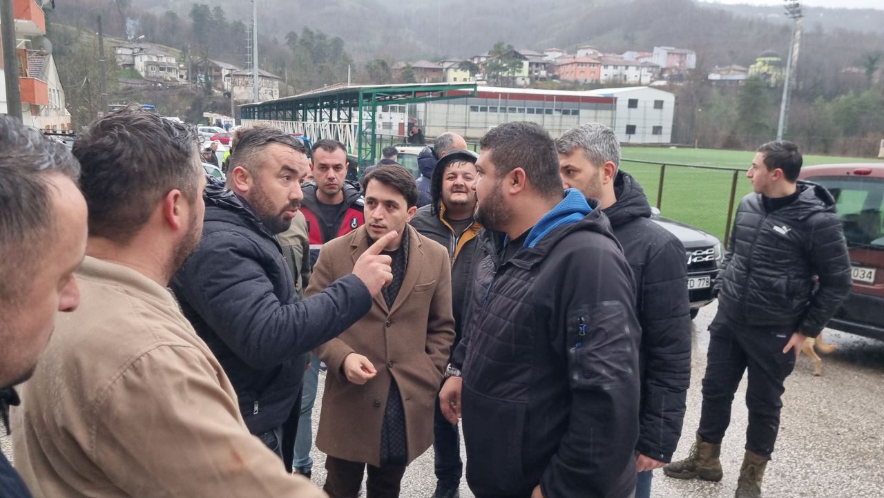 Düzce’de amatör maçta ortalık savaş alanına döndü: Polis ve jandarma müdahale etti! - 1. Resim