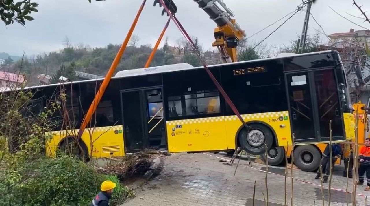 İstanbul'da faciaya kıl payı! İETT otobüsü gecekondunun bahçesine düştü - 3. Resim