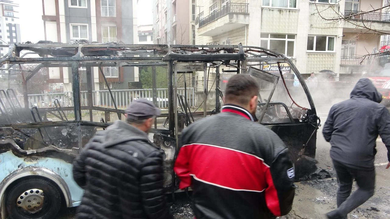 Kartal'da minibüs alev aldı, 20 yolcu tahliye edildi - 2. Resim