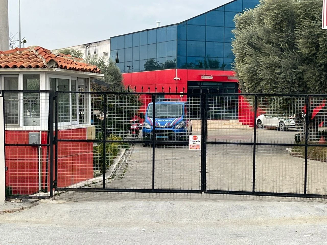 Şirket iflas etti, alacaklılar kapıya dayandı! Güvenlik yetersiz kalınca Jandarma devreye girdi - 2. Resim