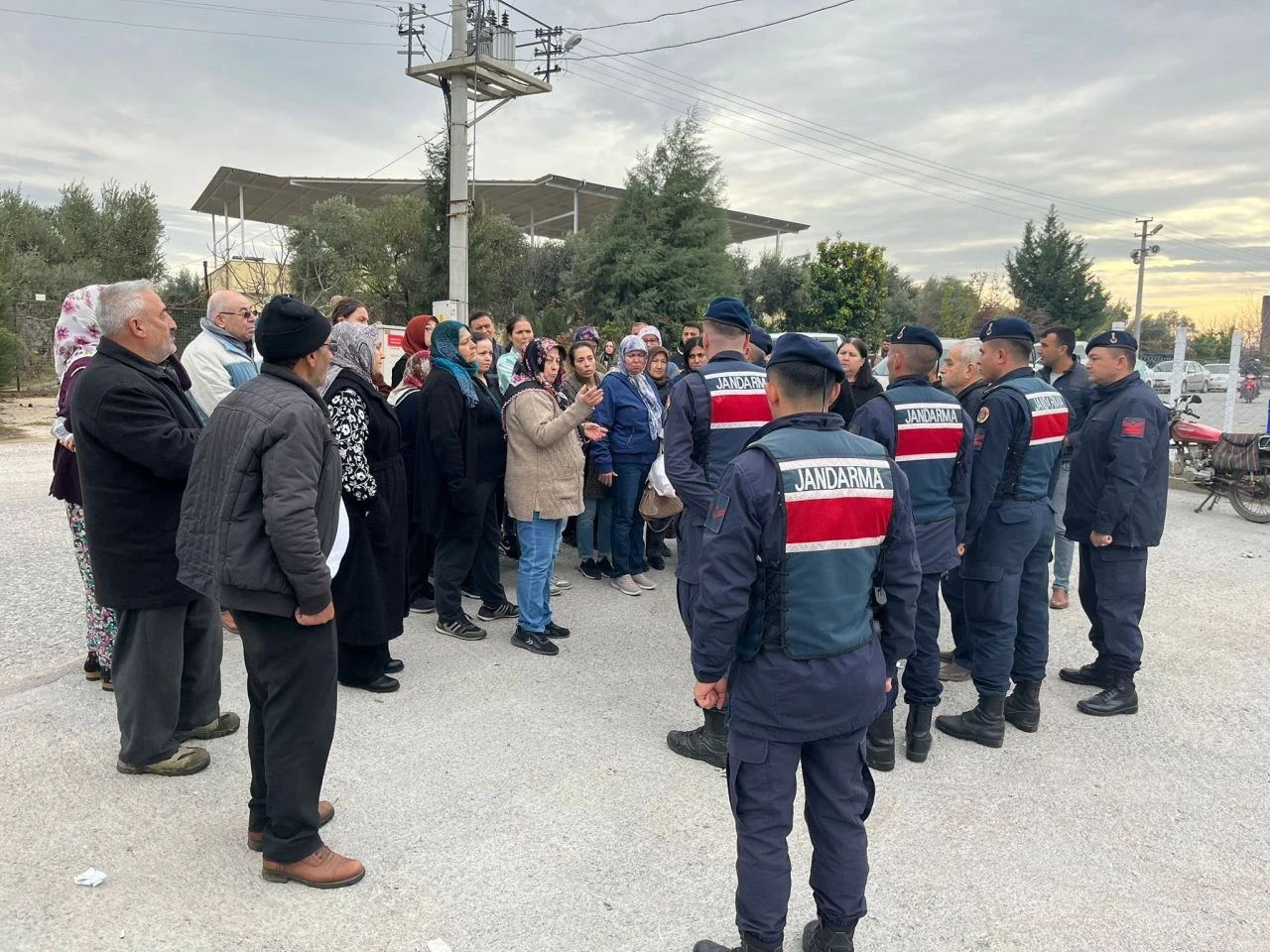 Şirket iflas etti, alacaklılar kapıya dayandı! Güvenlik yetersiz kalınca Jandarma devreye girdi - 4. Resim