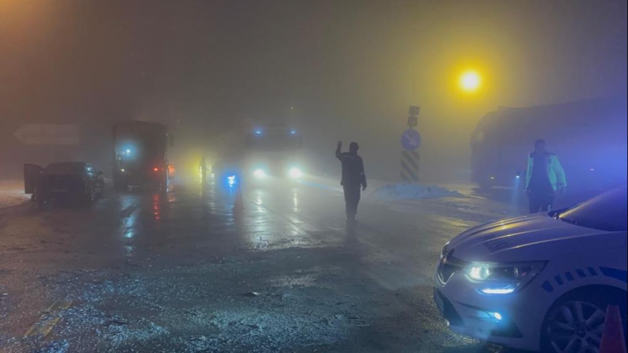 Bolu Dağı’nda sis zincirleme kazaya neden oldu: Görüş mesafesi 10 metreye düştü!