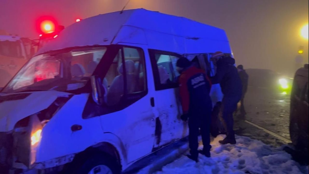 Bolu Dağı’nda sis zincirleme kazaya neden oldu: Görüş mesafesi 10 metreye düştü! - 1. Resim