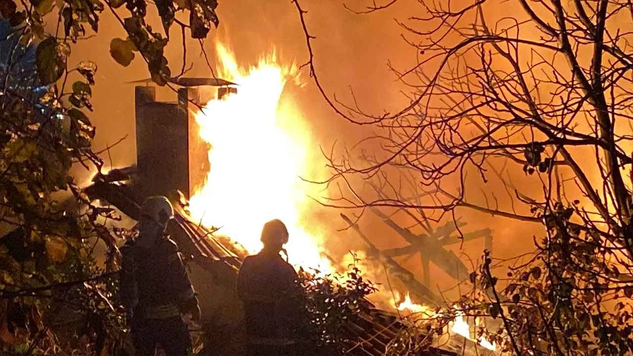 Gece yarısı korkutan yangın: Yaşlı kadın kurtarıldı, ev kullanılamaz hale geldi - 1. Resim