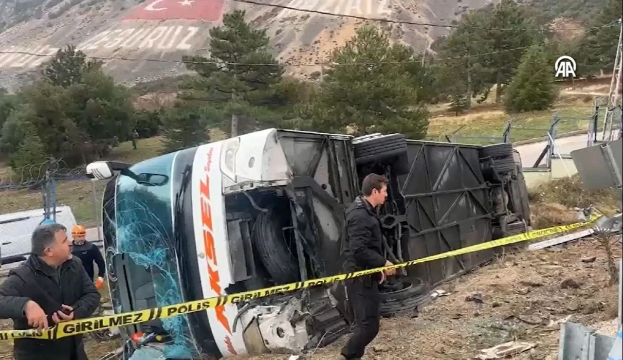 Isparta'da yolcu otobüsü devrildi: 1 ölü,18 yaralı - 2. Resim
