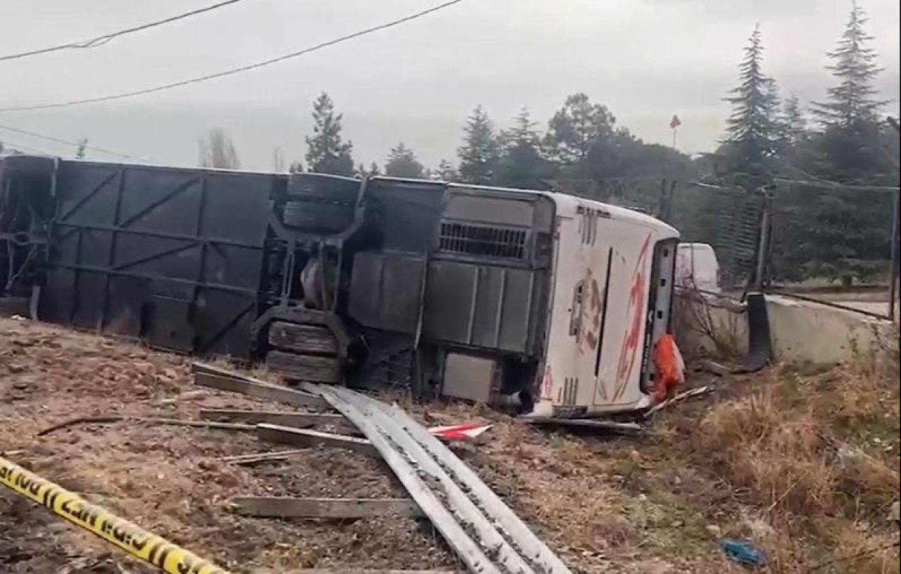 Isparta'da yolcu otobüsü devrildi: 1 ölü,18 yaralı - 1. Resim