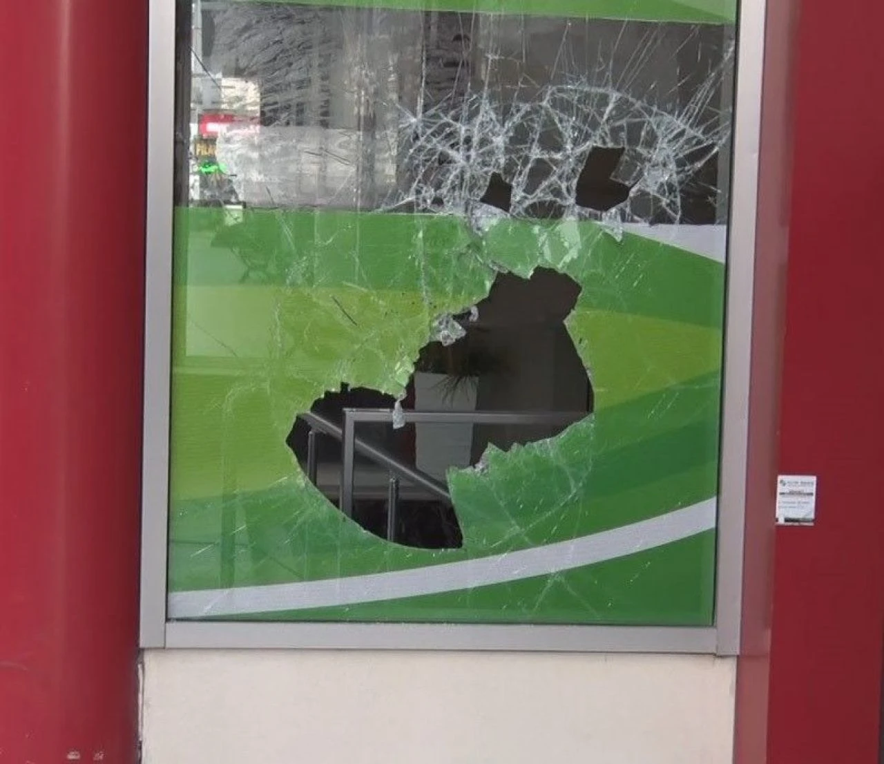Öfkeli baba hastanenin camlarını kırdı! Yenidoğan Çetesi soruşturmasında kapatılan hastaneye saldırı - 1. Resim