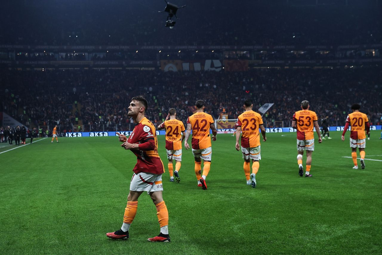 Galatasaray evinde Trabzonspor'u 4-3 mağlup etti. - 1. Resim