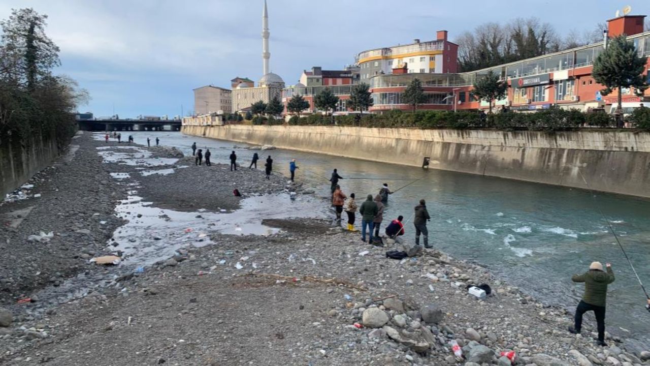 Somon kafesi fırtınada parçalandı, Artvin&#039;de şölen başladı! Oltasını kapan dereye akın etti