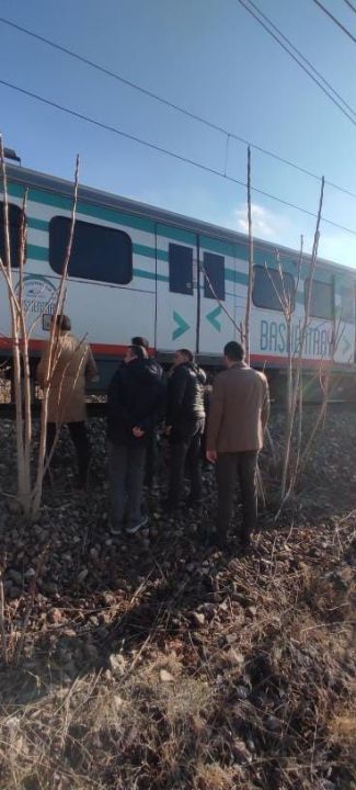 Ankara'da faciadan dönüldü! Yolcu treni kayaya çarptı - 1. Resim