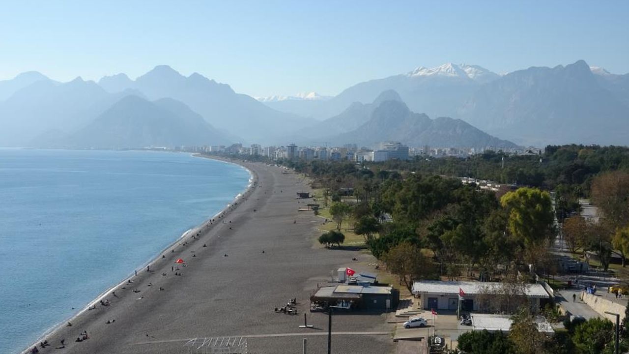 Antalya kış ayında yazı yaşıyor! Güneşi gören denize koştu: Sıcaklık 20 dereceye ulaştı