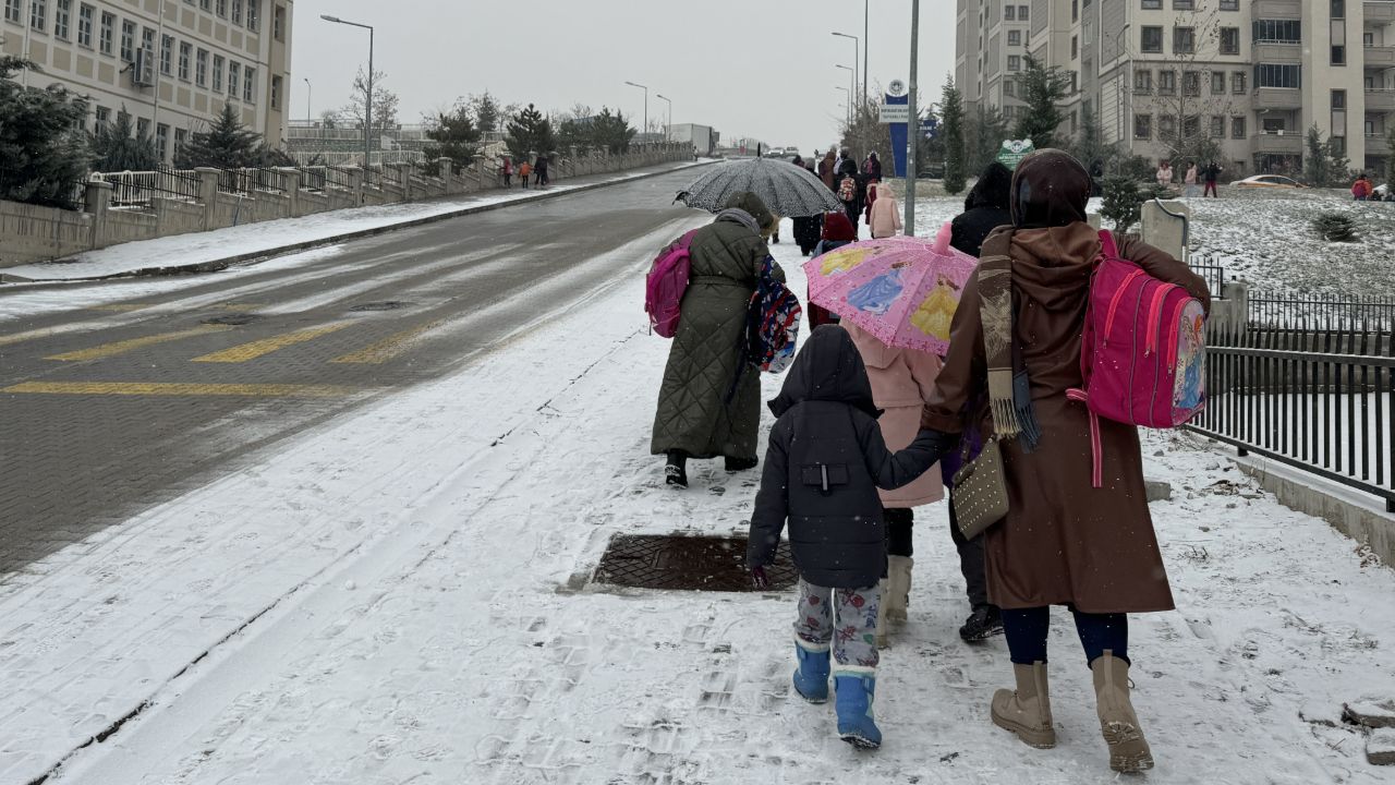 Artvin&#039;de okullara kar tatili kararı! Meteoroloji turuncu kod verdi