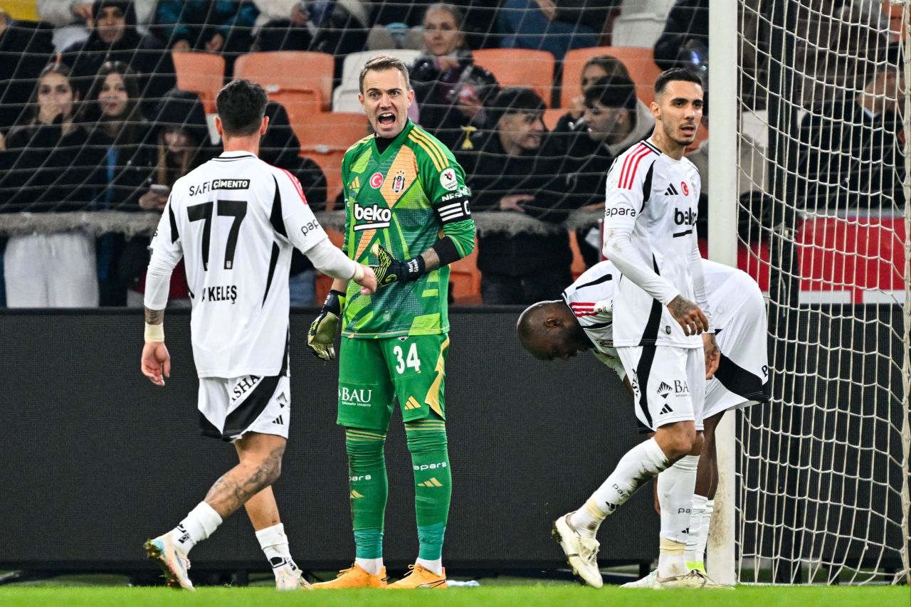 Beşiktaş taraftarından futbolcularına gözdağı! '150 bin kişi geliriz' - 1. Resim