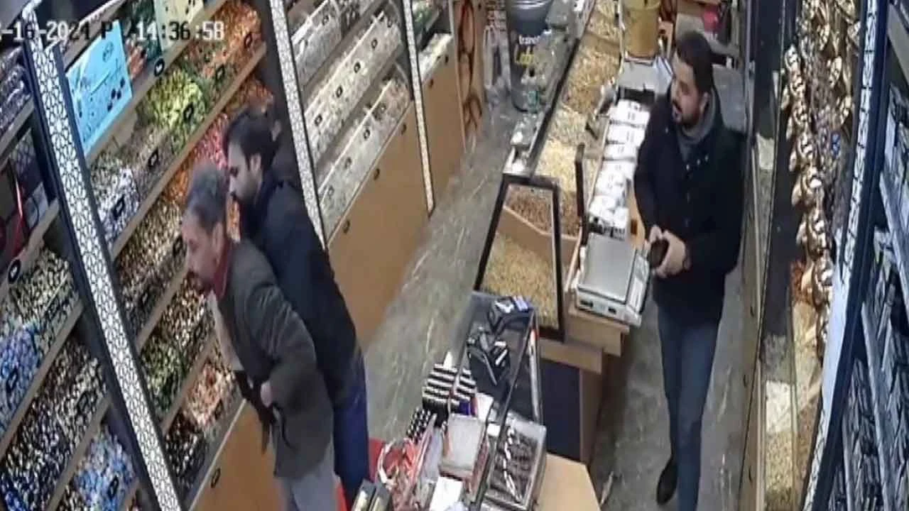 Boğazına şeker kaçan genç Heimlich manevrasıyla kurtuldu! O anlar kamerada - 1. Resim