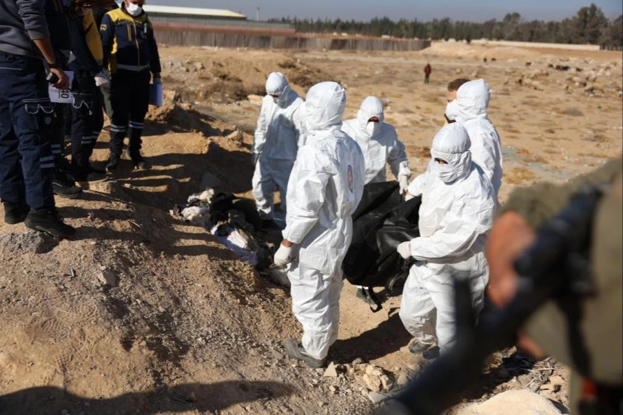 Suriye'nin dört bir yanındaki katliamlar gün yüzüne çıkıyor: En az 100 bin kişilik toplu ceset bulundu - 1. Resim
