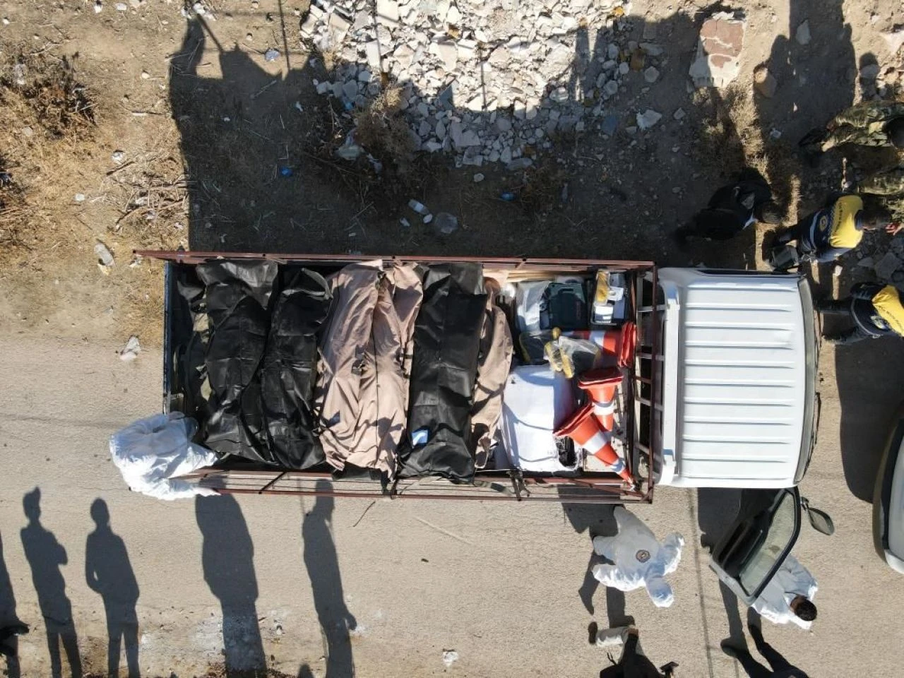 Suriye'nin dört bir yanındaki katliamlar gün yüzüne çıkıyor: En az 100 bin kişilik toplu ceset bulundu - 4. Resim