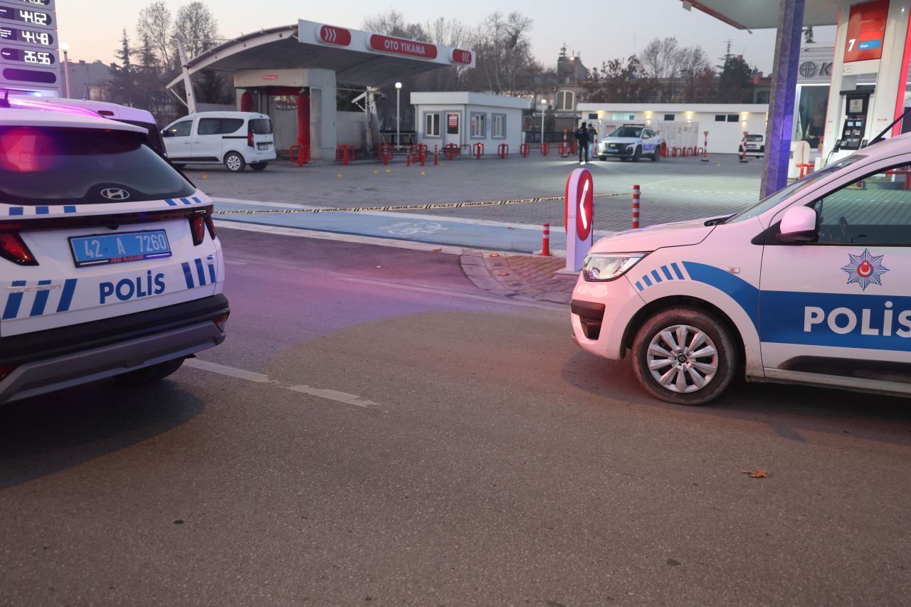 Akaryakıt istasyonunda korku dolu anlar! Kaçmak için polise ateş açtı, vurularak yakalandı - 1. Resim