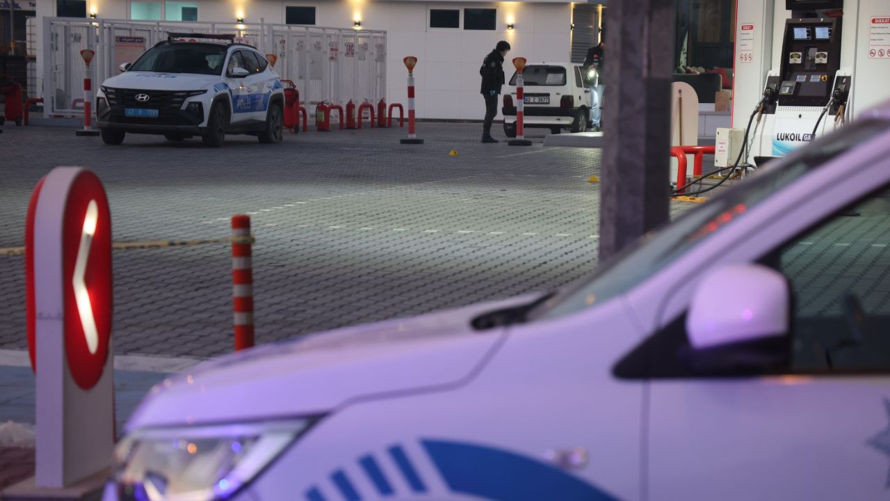 Akaryakıt istasyonunda korku dolu anlar! Kaçmak için polise ateş açtı, vurularak yakalandı