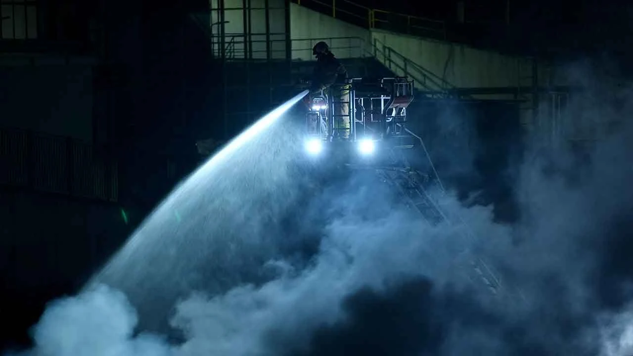 Esenyurt'ta metal fabrikasında yangın! Çok sayıda ekip sevk edildi