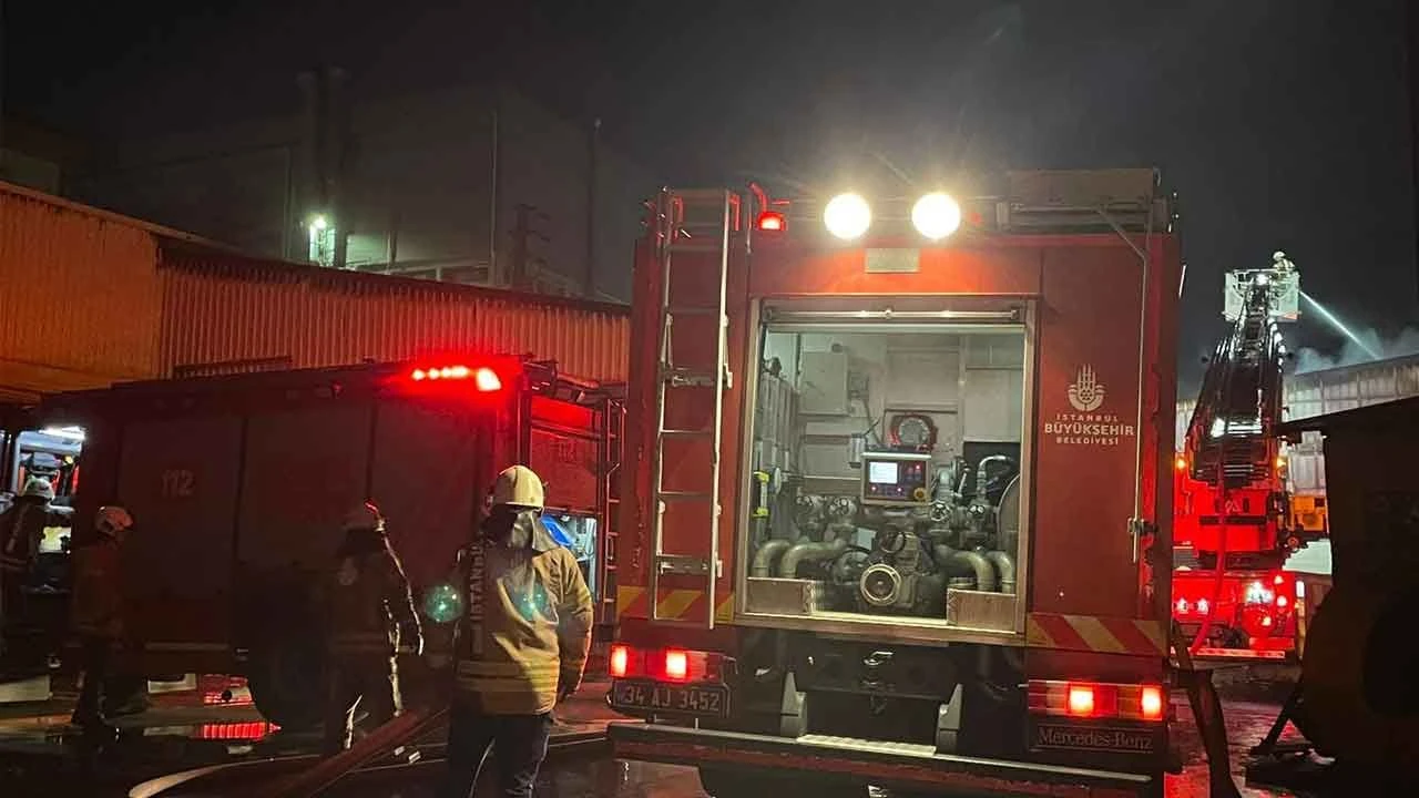 Esenyurt'ta metal fabrikasında yangın! Çok sayıda ekip sevk edildi