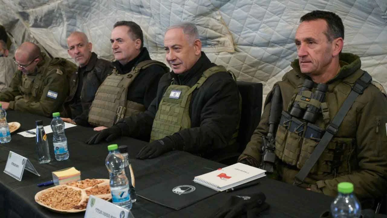 Netanyahu Suriye topraklarında! İşgal ettiği Hermon Dağı'nda poz verdi - 1. Resim