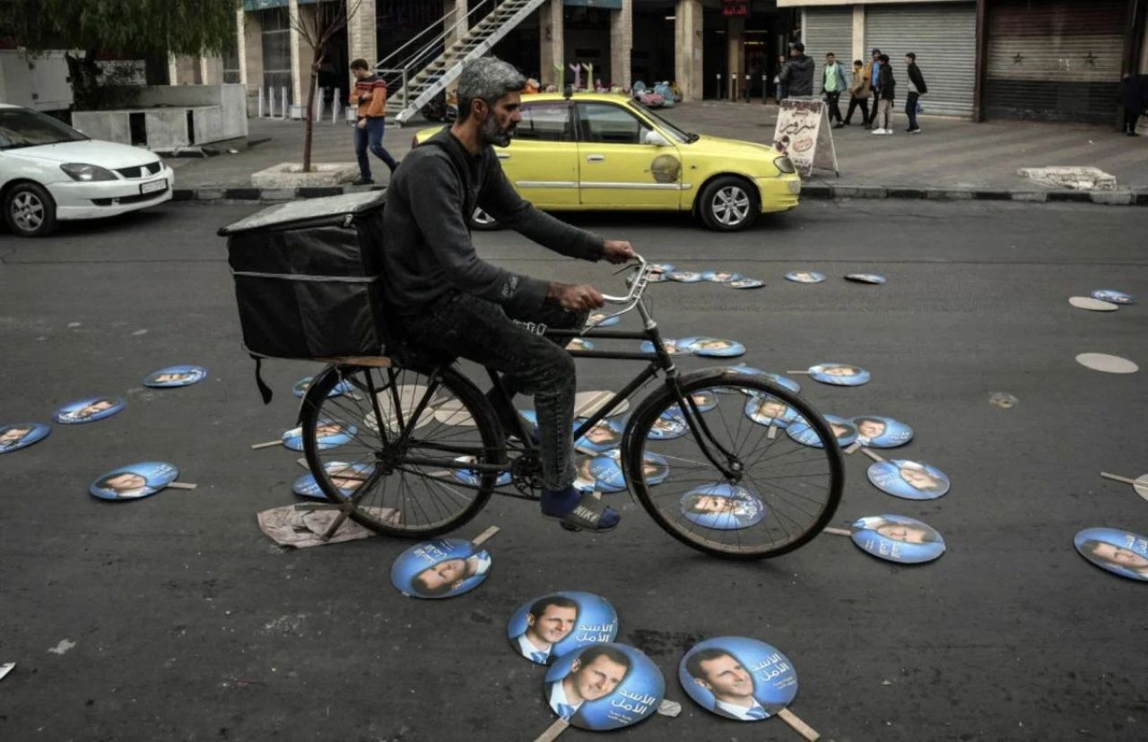 Suriye'de bir devrin sonu! Çöp kamyonları Esad'ın fotoğraflarını sokaktan topluyor - 1. Resim