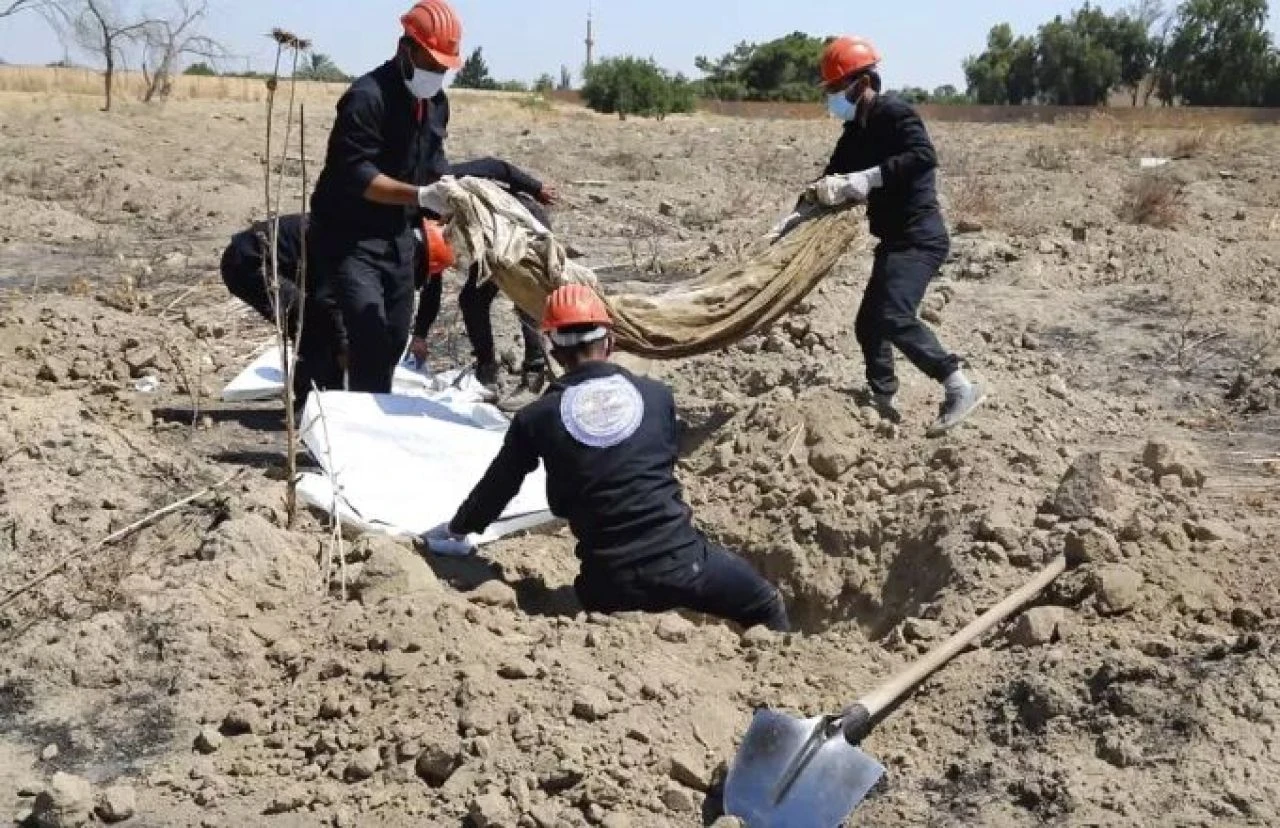 Suriye'de dehşet: Şam yakınlarındaki toplu mezarda en az 100 bin ceset bulundu - 1. Resim
