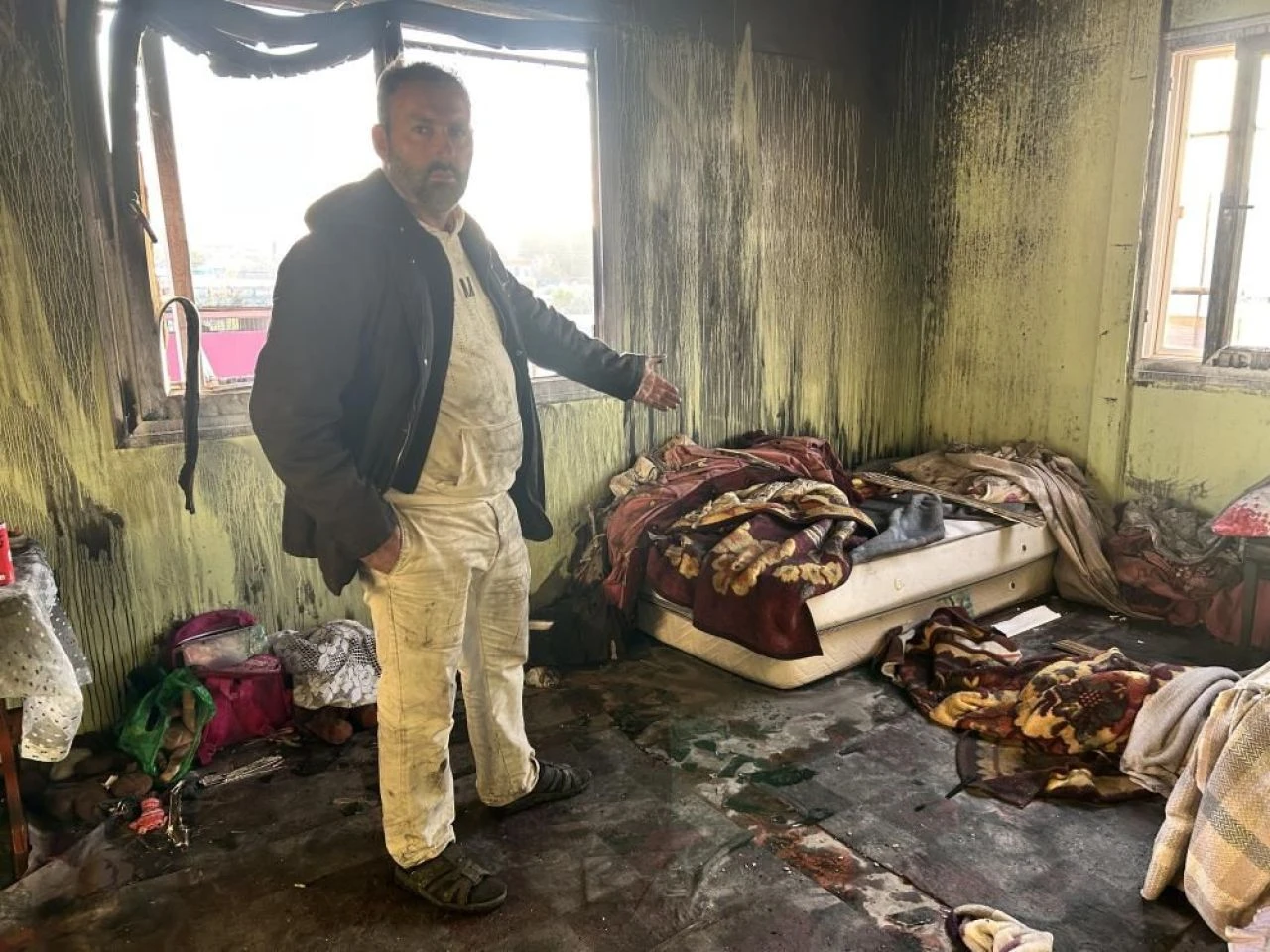 Suriye'ye döneceklerdi! Evleri kül oldu: Yangında Türk bayrağı ve Kur'an-ı Kerim hiç zarar görmedi