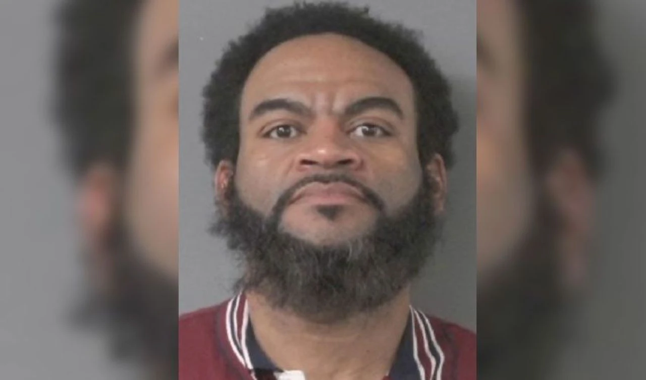 Veli olarak girdiği liseden tutuklanarak çıkarıldı! Öğrenciyi boğarak merdivenlerden aşağıya attı - 3. Resim