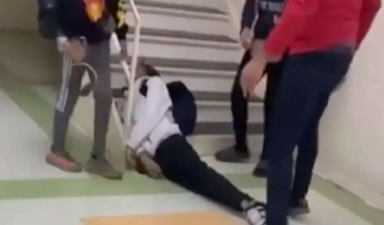 Veli olarak girdiği liseden tutuklanarak çıkarıldı! Öğrenciyi boğarak merdivenlerden aşağıya attı - 2. Resim