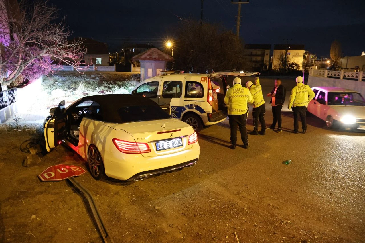 Aksaray'da 'pes' dedirten anlar! Polisin 'dur' ihtarına uymadı, kaza yaptı! Yakalanınca polisi tehdit etti - 3. Resim