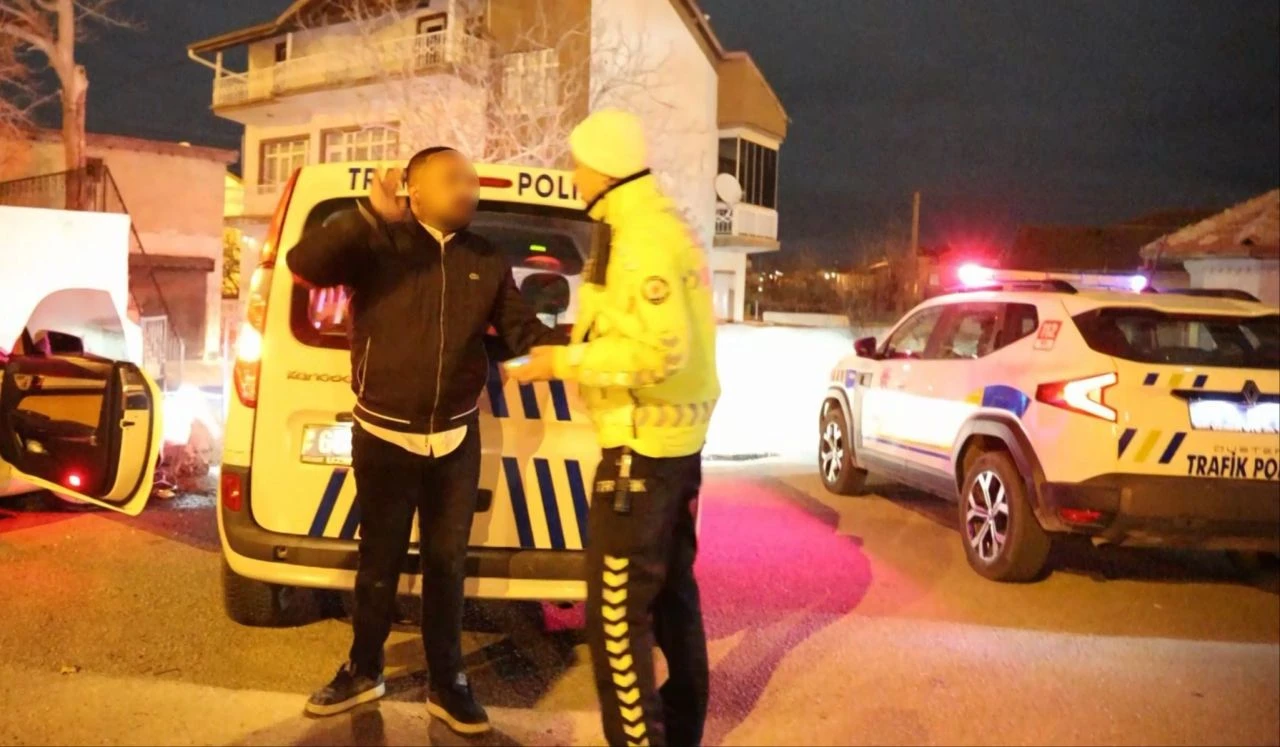 Aksaray'da 'pes' dedirten anlar! Polisin 'dur' ihtarına uymadı, kaza yaptı! Yakalanınca polisi tehdit etti - 2. Resim