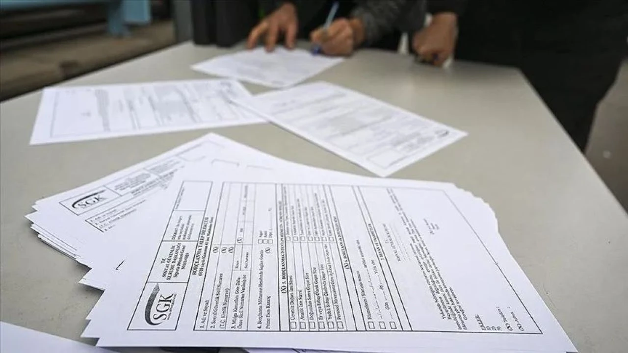 Emekli olmayı bekleyenler dikkat!  Bazı şartlar değişti: Yeni yasa tasarısı Meclis’te!