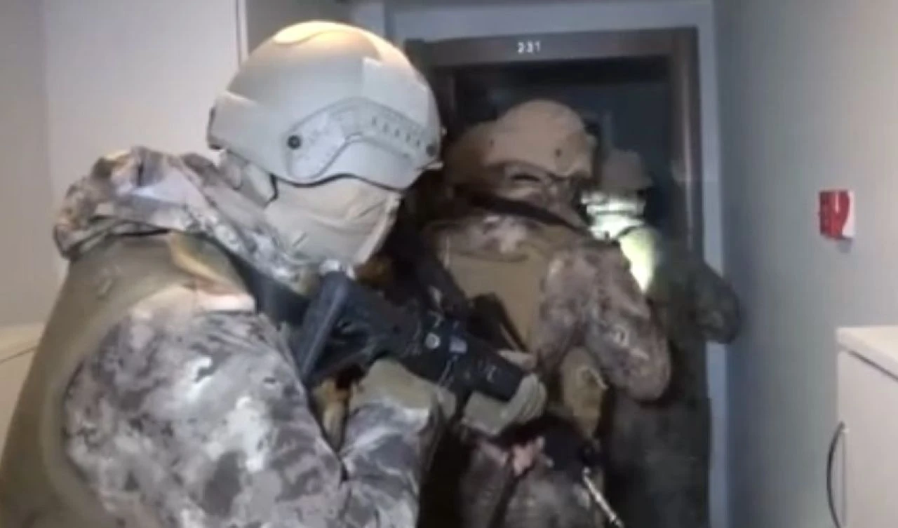 Esenyurt'ta uyuşturucu satıcılarına sabaha karşı baskın! Çok sayıda kişi yakalandı - 1. Resim