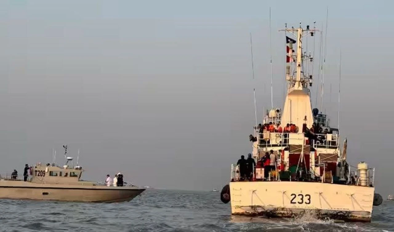 Hindistan'da donanmanın sürat teknesi feribota çarptı: Durum trajik ve kaotikti