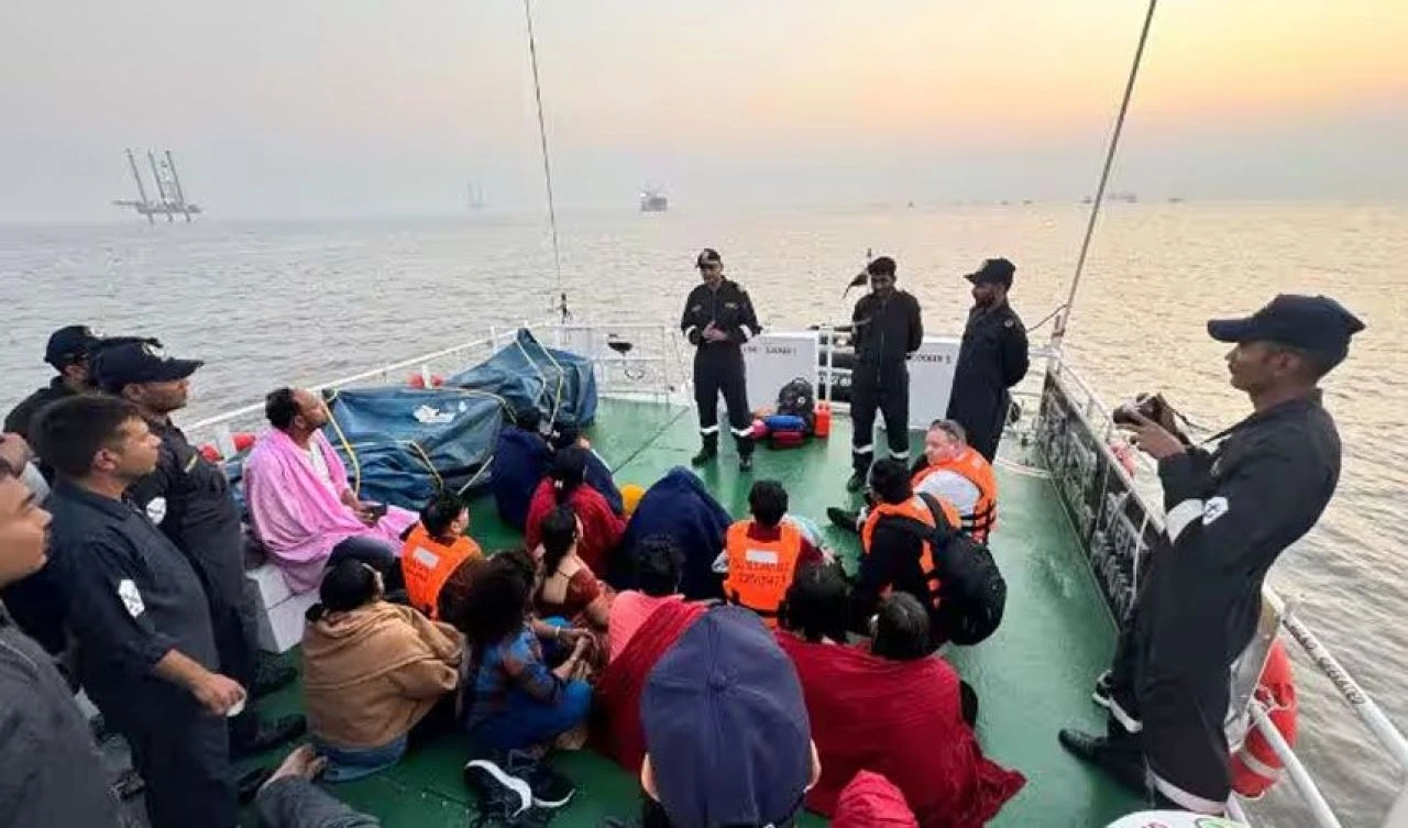 Hindistan'da donanmanın sürat teknesi feribota çarptı: Durum trajik ve kaotikti