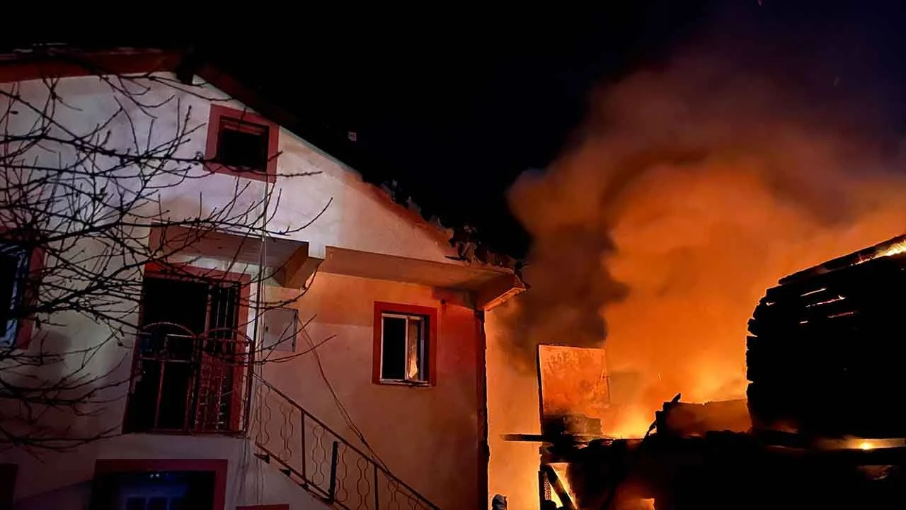 Kastamonu'da yangın: Alevlere teslim olan 2 katlı ev kül oldu - 2. Resim
