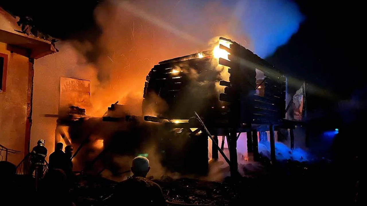 Kastamonu'da yangın: Alevlere teslim olan 2 katlı ev kül oldu - 1. Resim