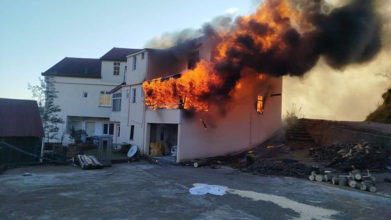 Ordu'yu kahreden yangın: Yaşlı kadın hayatını kaybetti, evler tamamen yandı - 1. Resim